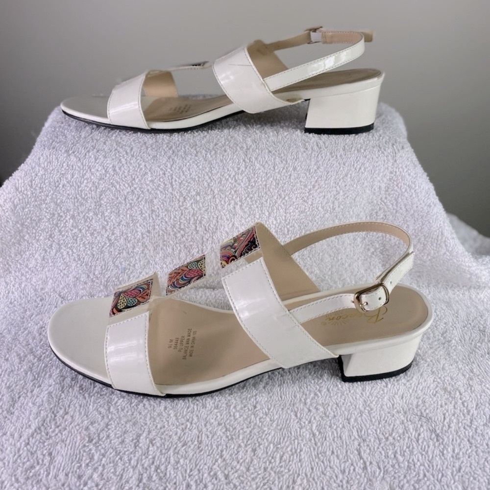 🔵BEACON White Cutesy Many Occasions Sandals